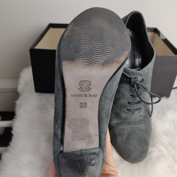 🎄 Elegant Gray Suede Heels 🎄 - Picture 7 of 8
